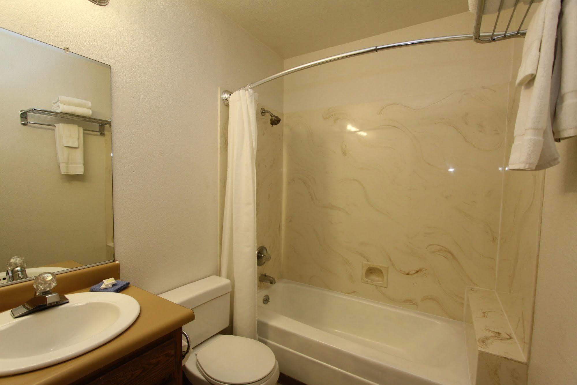 Pioneer Inn & Suites Volcano Екстериор снимка